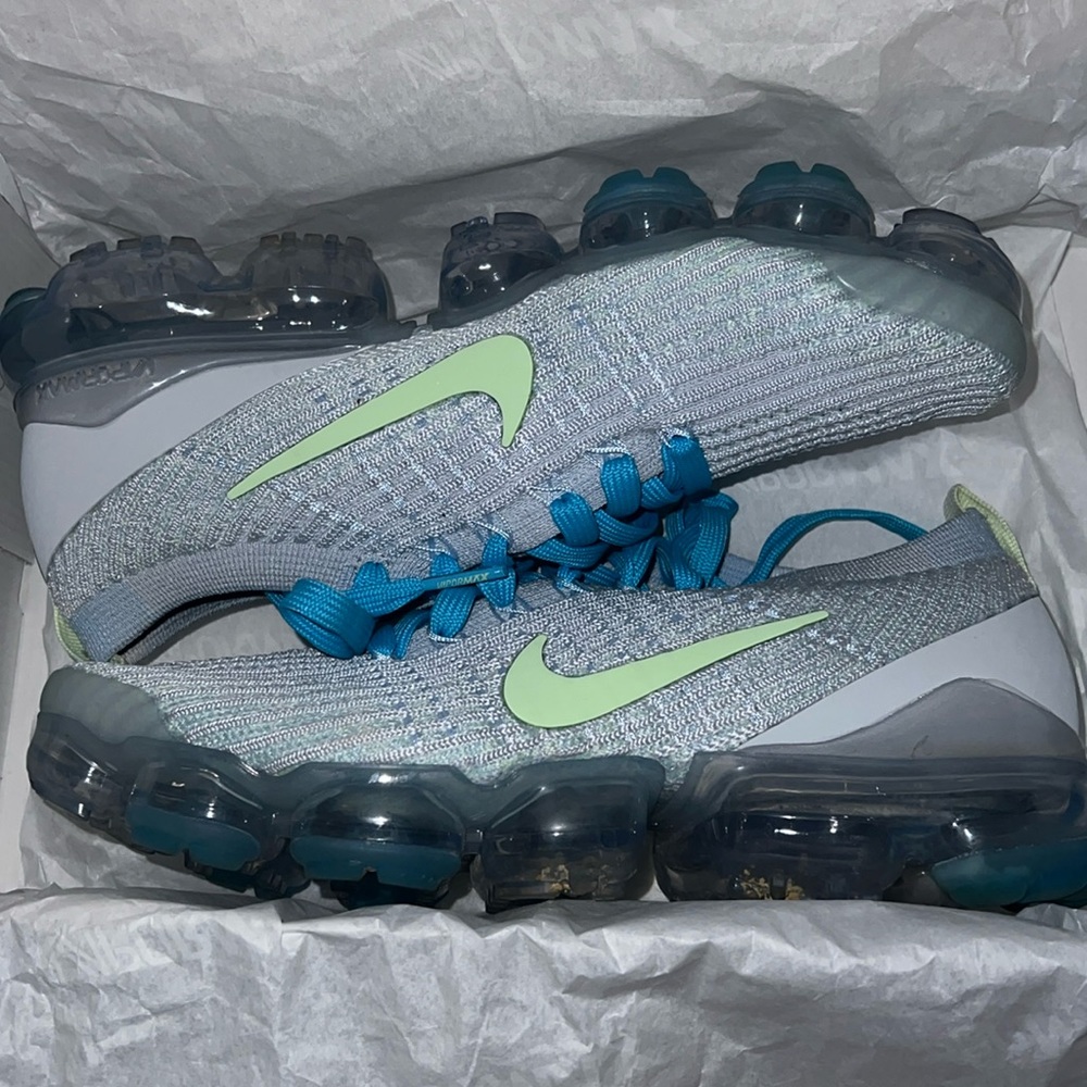 Nike air vapormax flyknit women size 8.5/7y